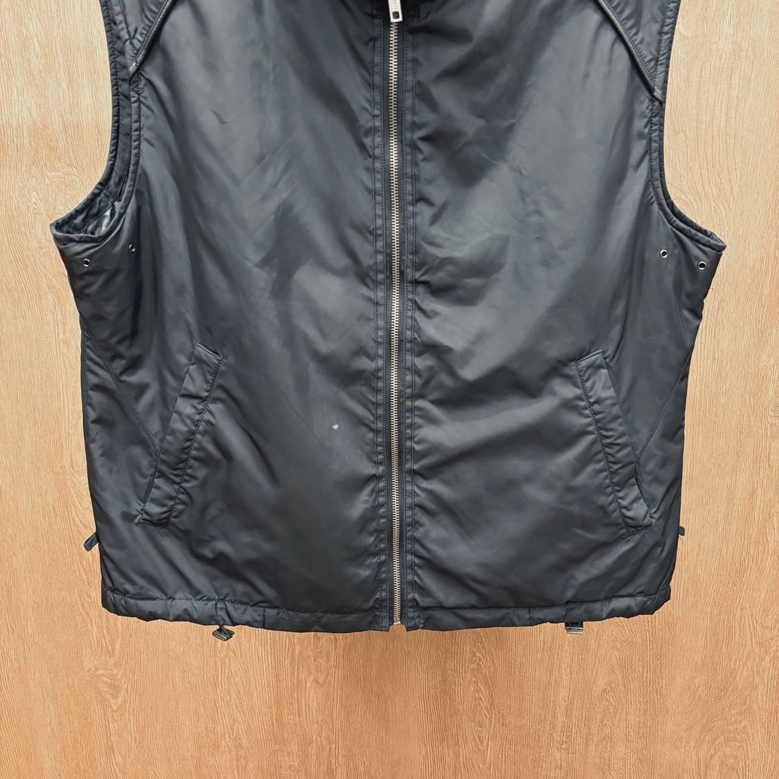 버버리 하이넥 경량 패딩 베스트 드로우 스트링 디테일 레귤러핏 블랙 상품이미지5