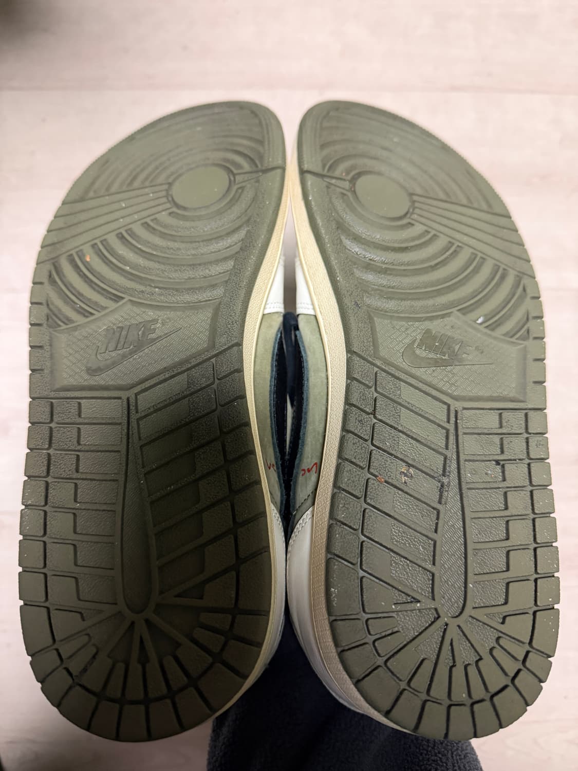 조던1 트래비스스캇 리버스 올리브 상품이미지7