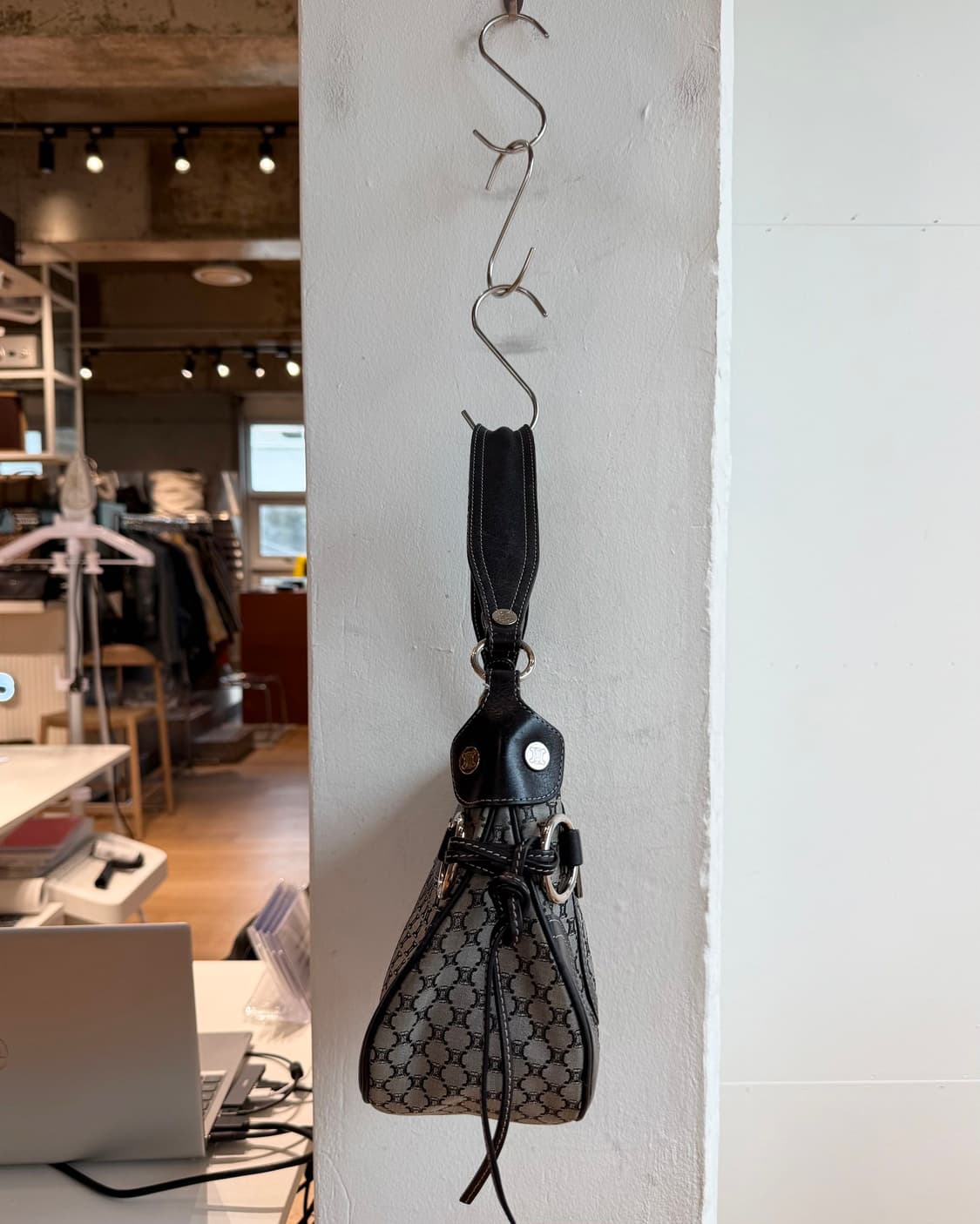 셀린느 마카담 캔버스 숄더백 상품이미지4