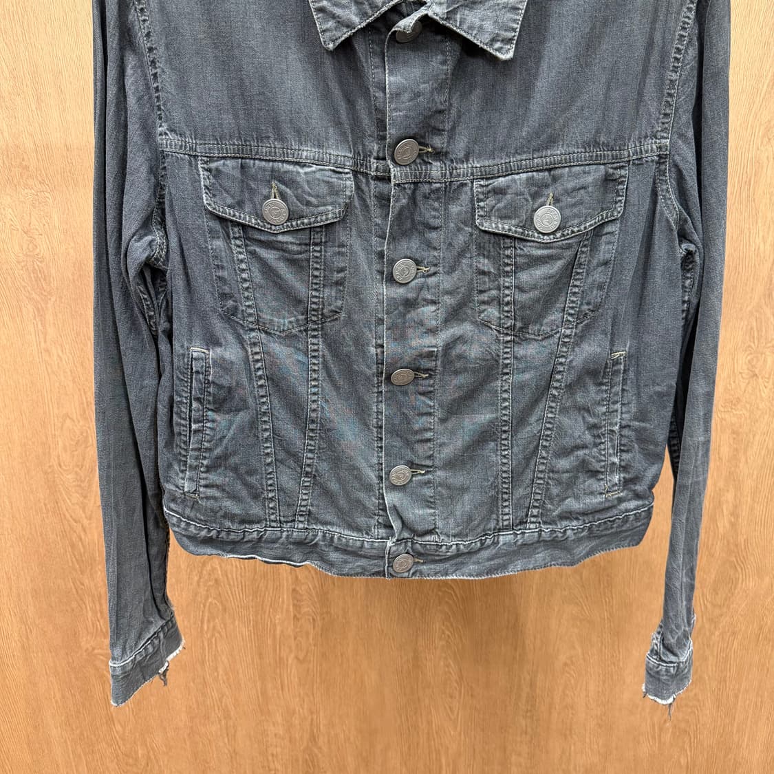 아르마니 진스 데님 코튼 트러커 자켓 메탈 로고 버튼 포켓 디테일 그레이 상품이미지5