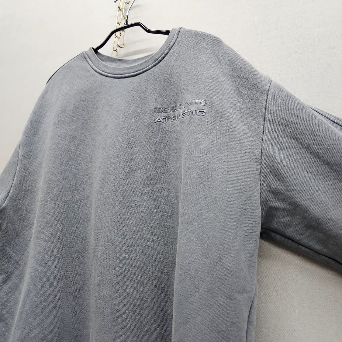 데상트 로고자수 피그먼트 맨투맨 L(2XL) 상품이미지3