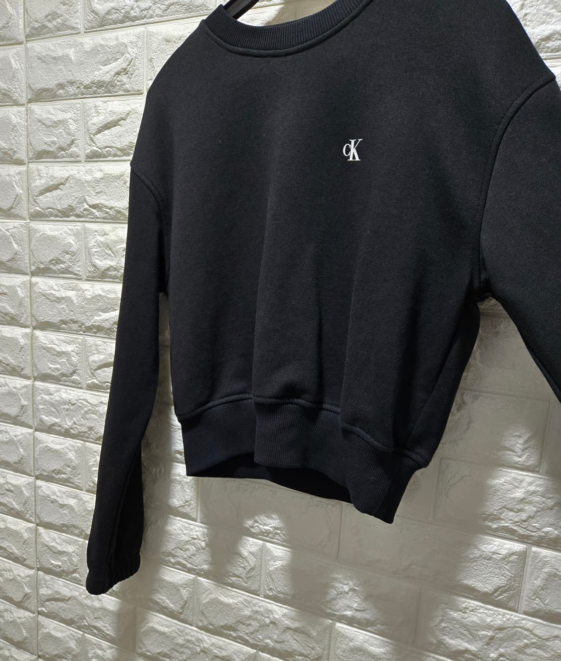 캘빈클라인 스몰로고 크롭 맨투맨 스웨트셔츠 90 상품이미지5