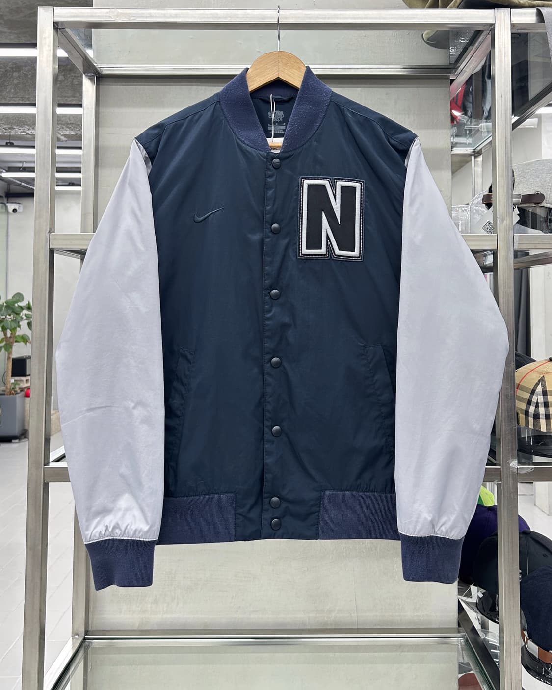 나이키 스우시 엠브로이더리 폴리쉘 바시티 자켓 점퍼 상품이미지1