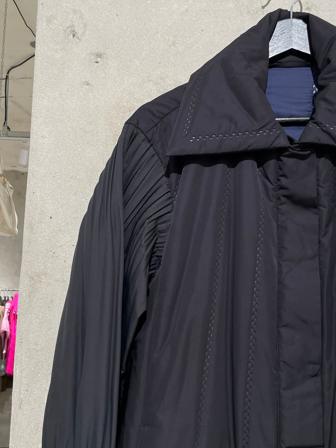 플리츠 플리즈 블랙 스냅 버튼 플리츠 슬리브 패디드 코트 상품이미지2