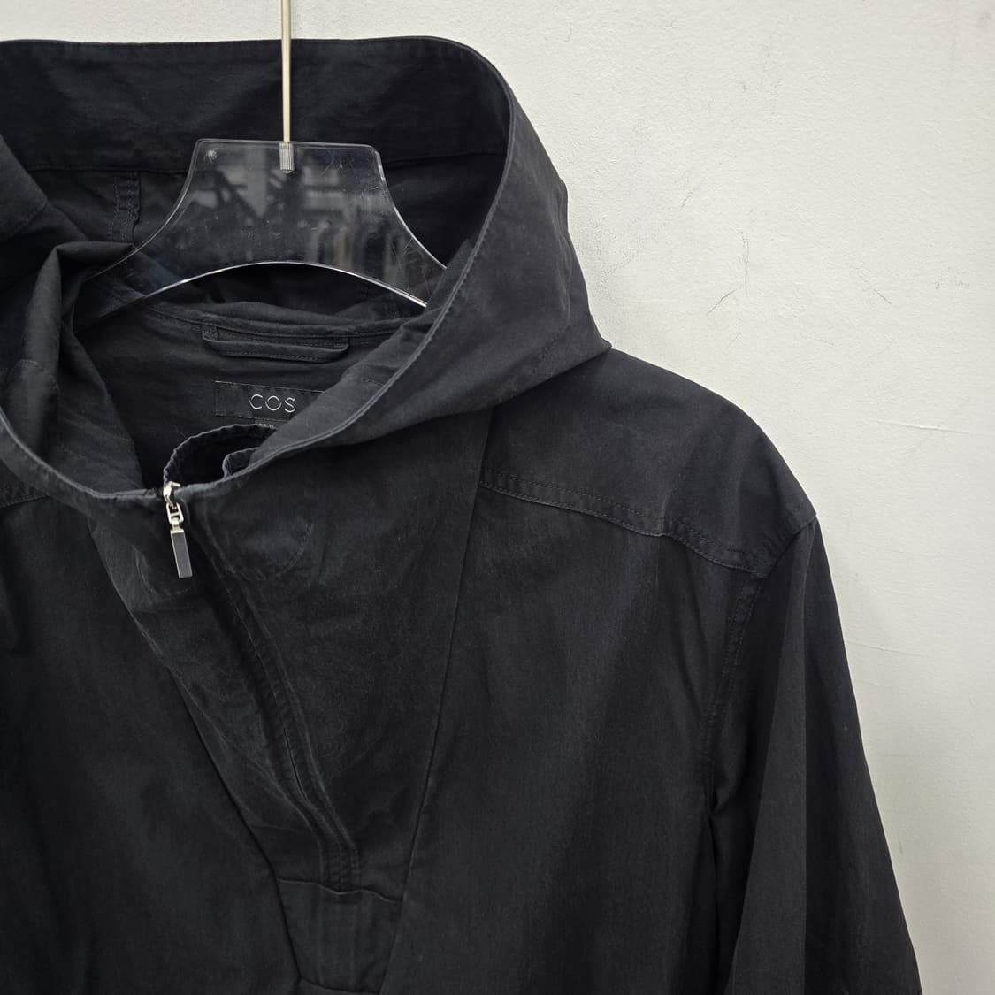 코스 블랙 후드 아노락 상품이미지3