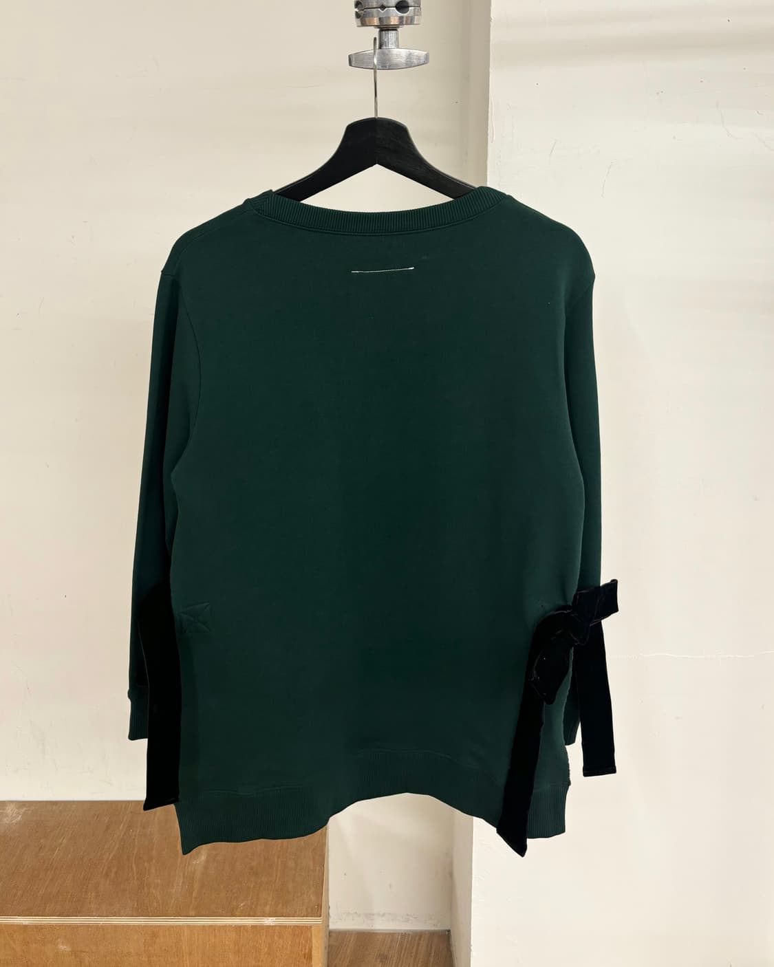 엠엠식스 딥그린 트임 벨벳 리본 스웻 셔츠 상품이미지6