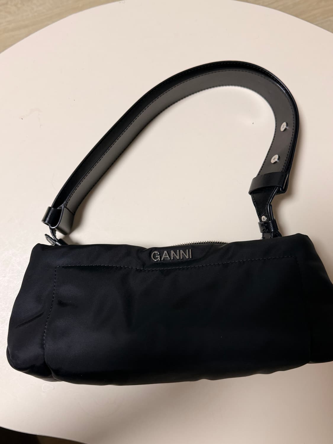 GANNI 가니 블랙 필로우 바게트백 상품이미지2