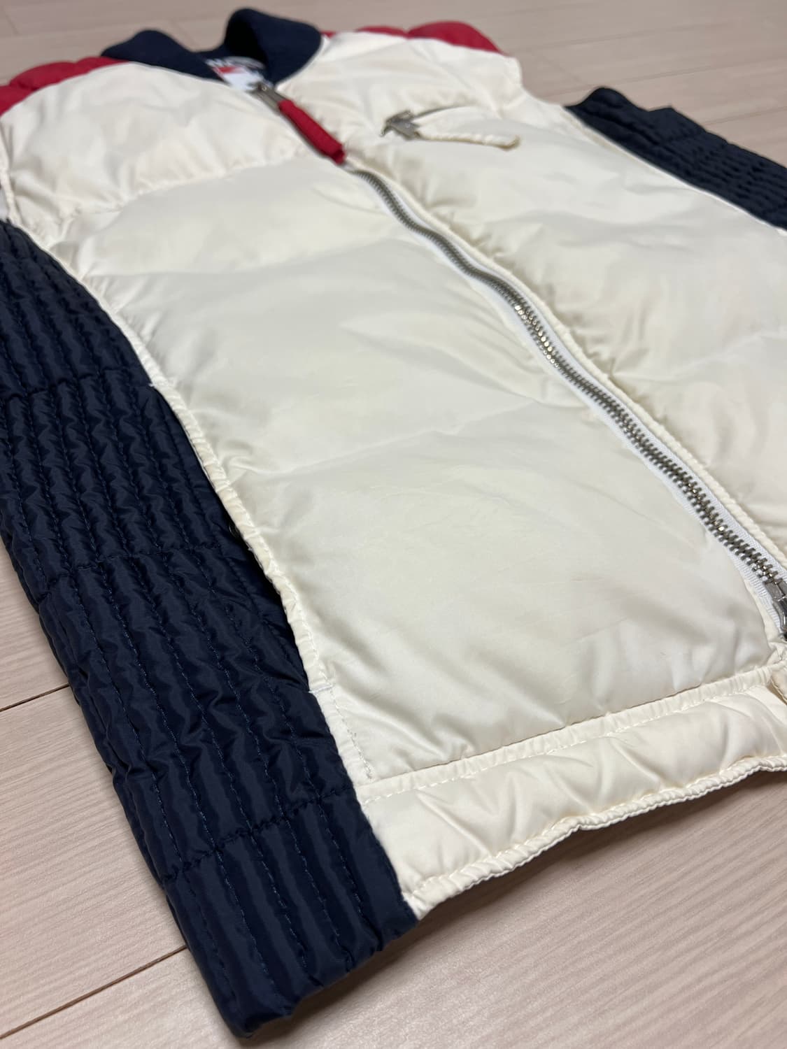 디스퀘어드 패딩 베스트 / 화이트×네이비 배색 / 겨울 레이어드 추천 상품이미지3
