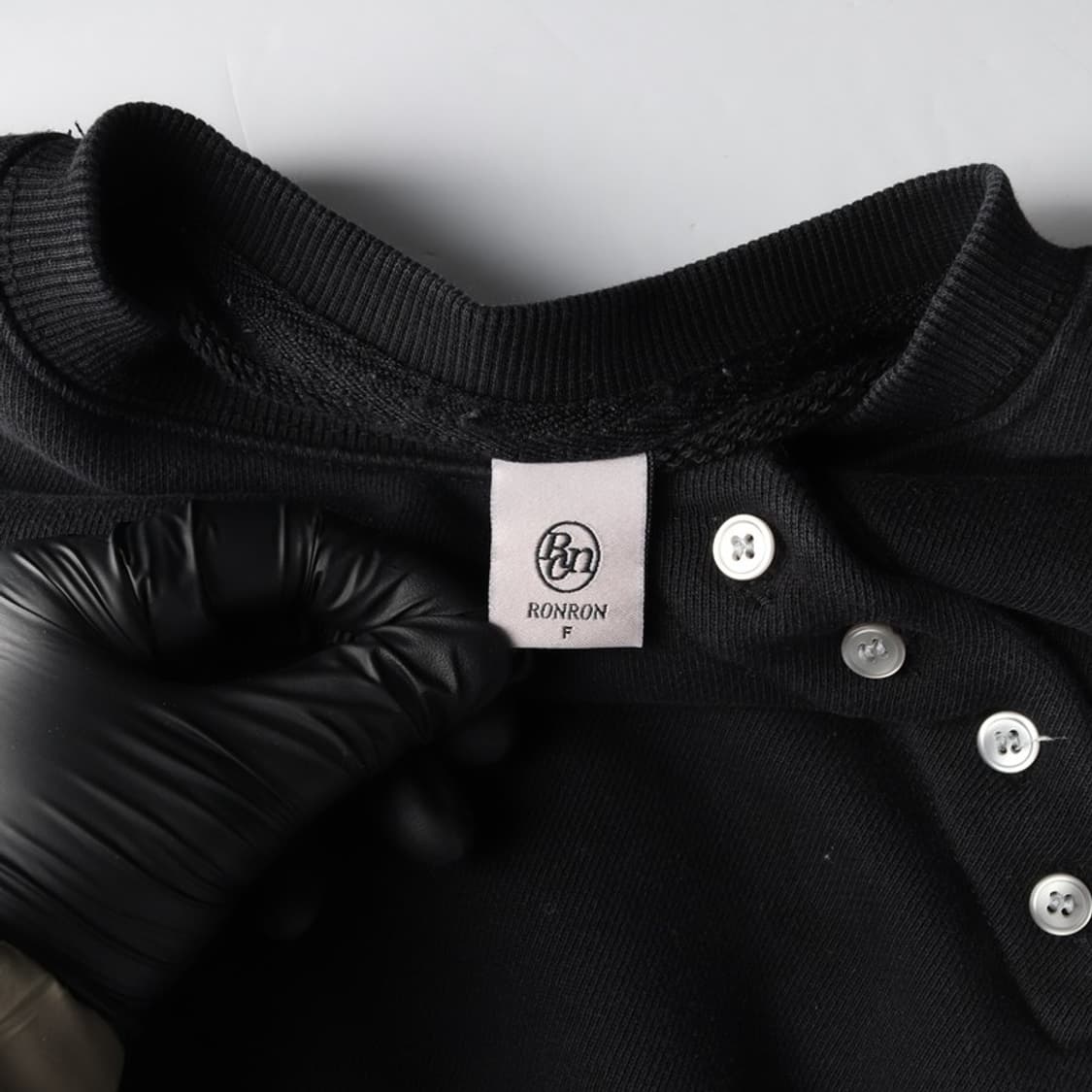 RONRON 사선 버튼 디테일 스웻셔츠 블랙 F 상품이미지5