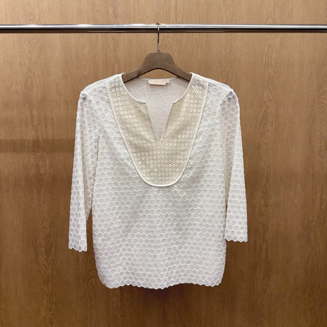 토리버치 패턴 레이스 믹스 브이넥 블라우스 배색 패널 디테일 아이보리 상품이미지2