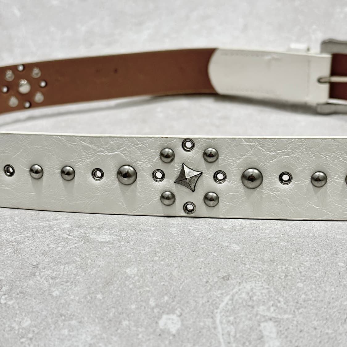 Oribell 락스터드 아일렛 크랙 가죽 볼드 벨트 상품이미지4