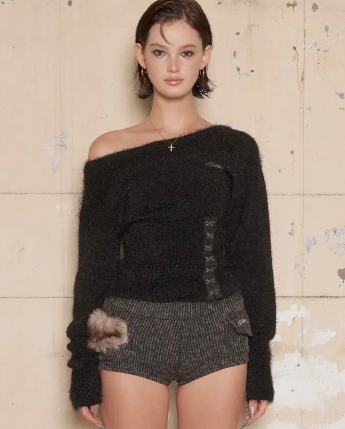 힐다 플러피 코르셋 원숄더 니트 상품이미지1