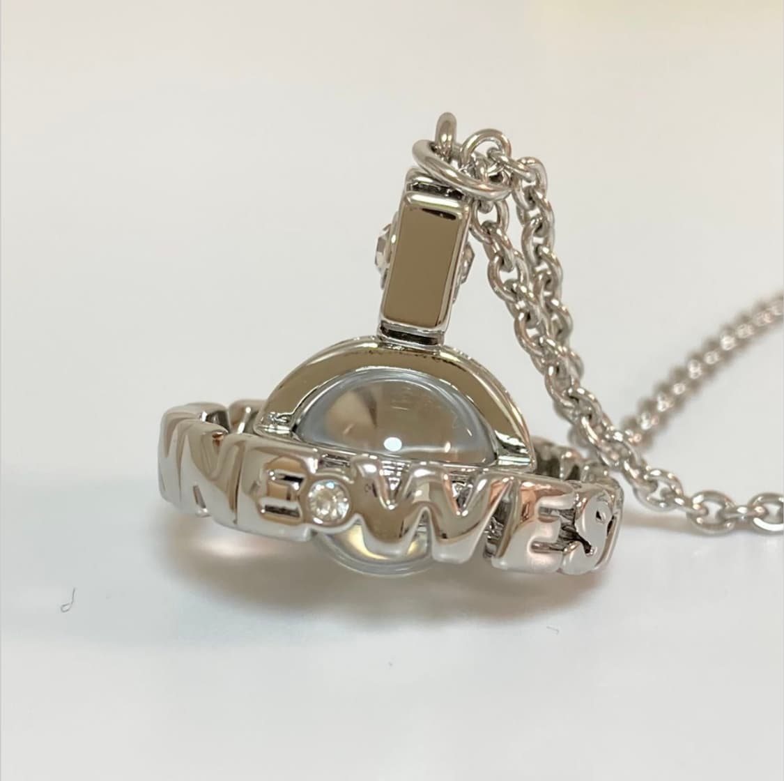 비비안웨스트우드 아카이브 화이트 크리스탈 레터링 orb 팬던트 목걸이 상품이미지3