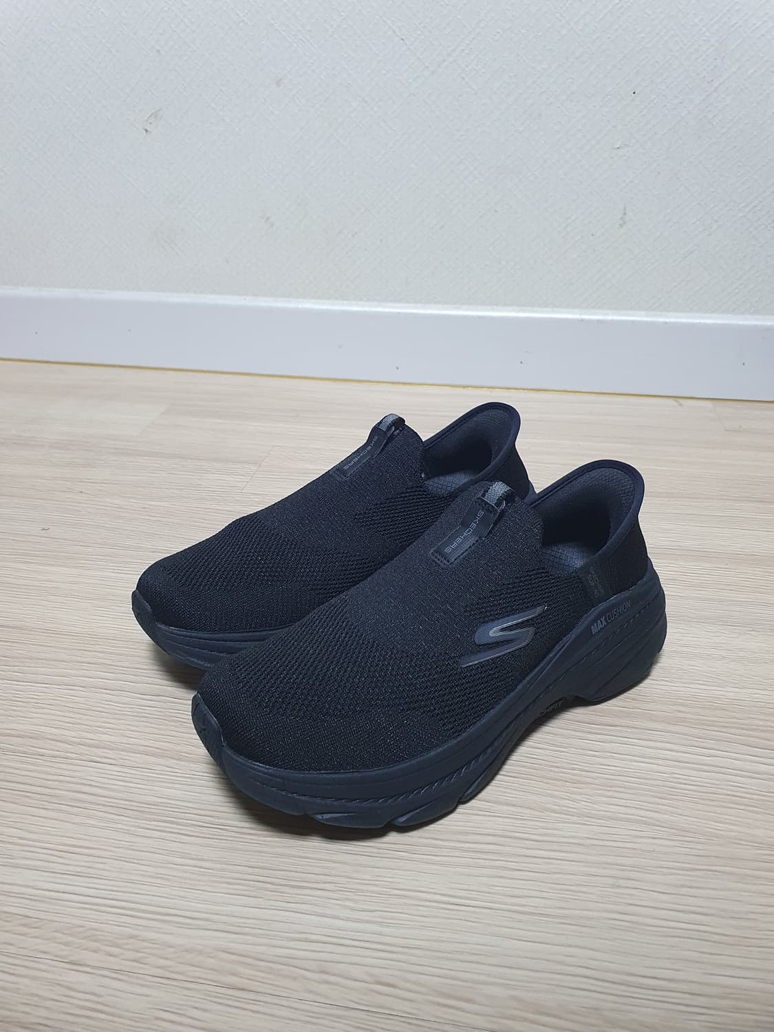 스케쳐스 맥스쿠션 아치핏 블랙 슬립온 245 상품이미지4