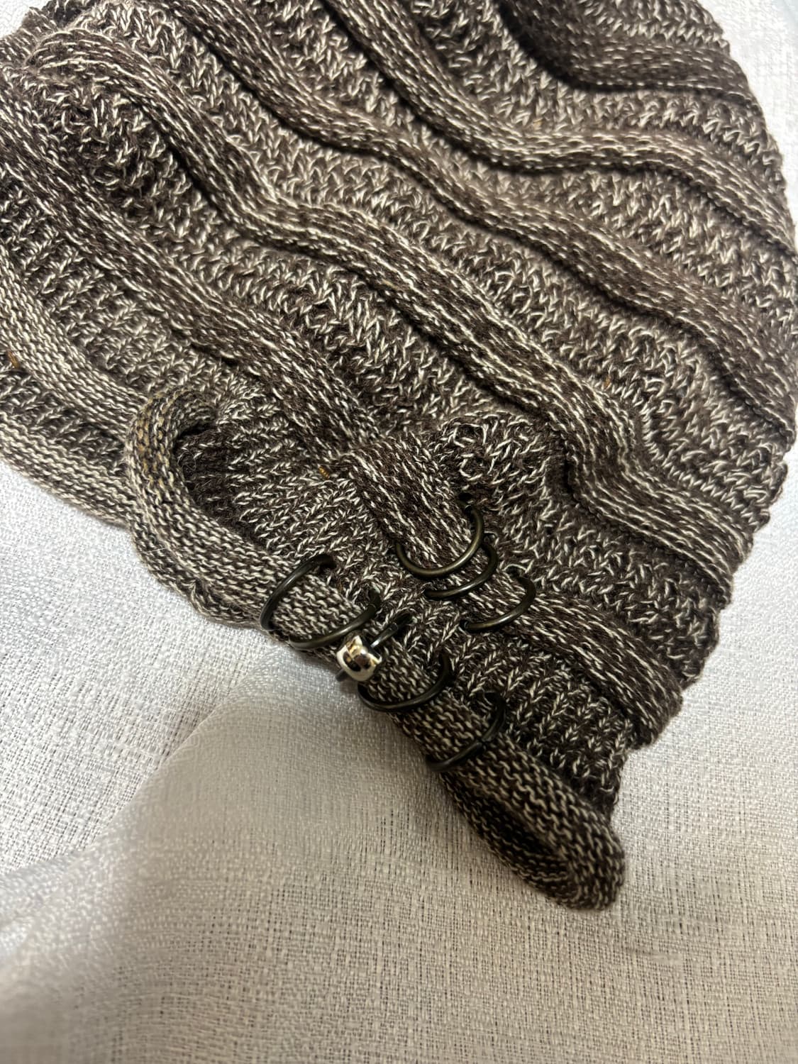 “Unknown” piercing Detail Beanie 상품이미지2