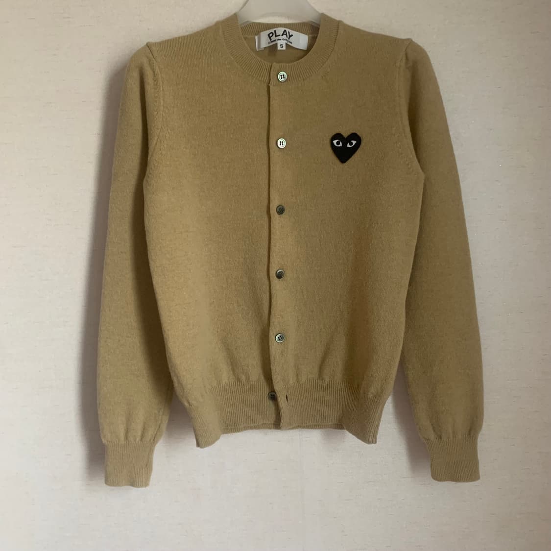 [s] 꼼데가르송 블랙 하트 와펜 가디건 베이지 상품이미지6
