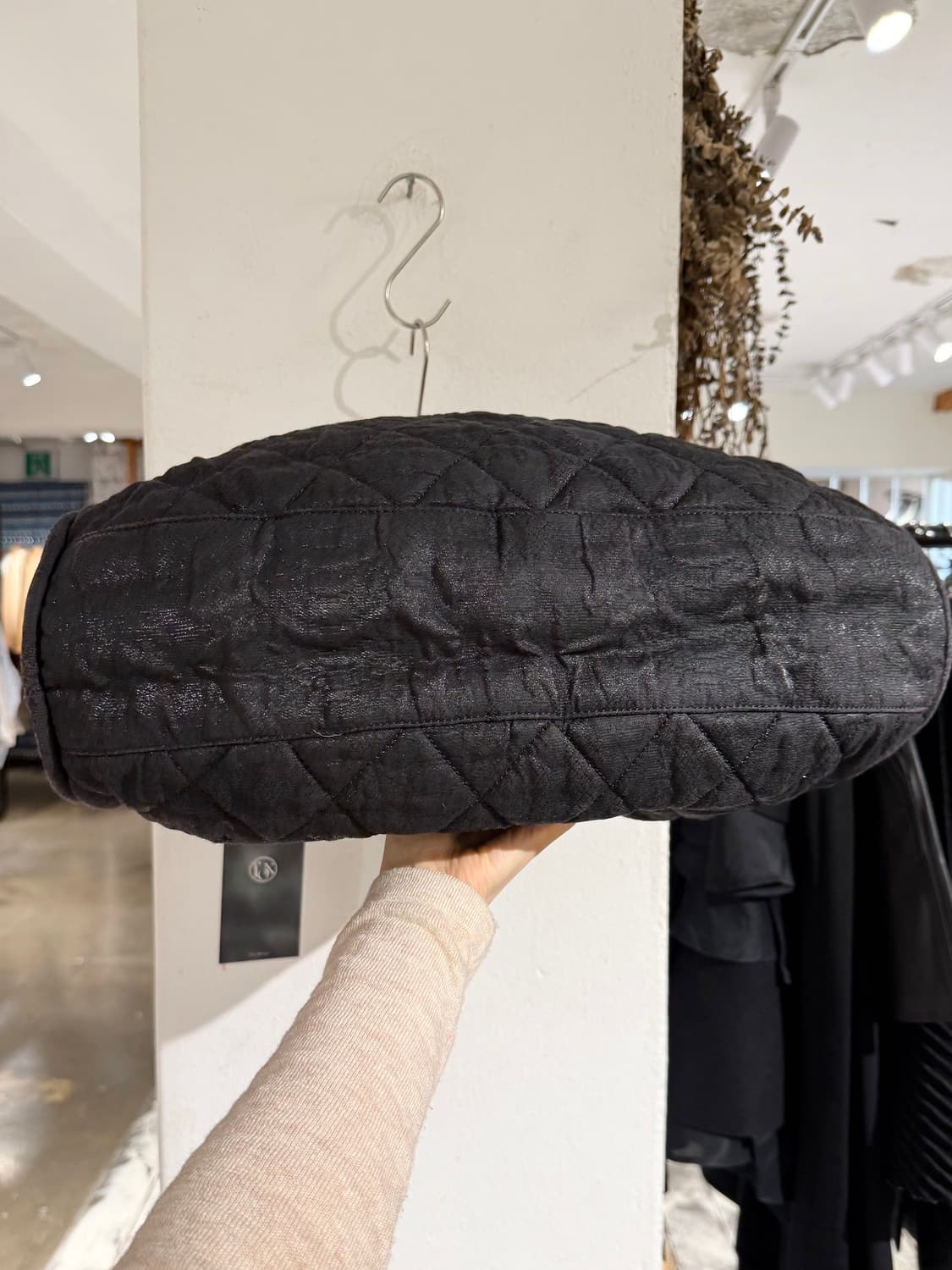 샤넬 블랙 퀼팅 패브릭 라지 호보 숄더백 상품이미지6