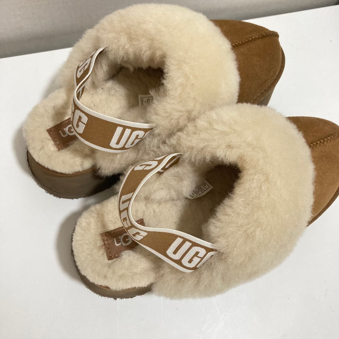 정품) UGG 어그 털 슬리퍼 240 상품이미지4