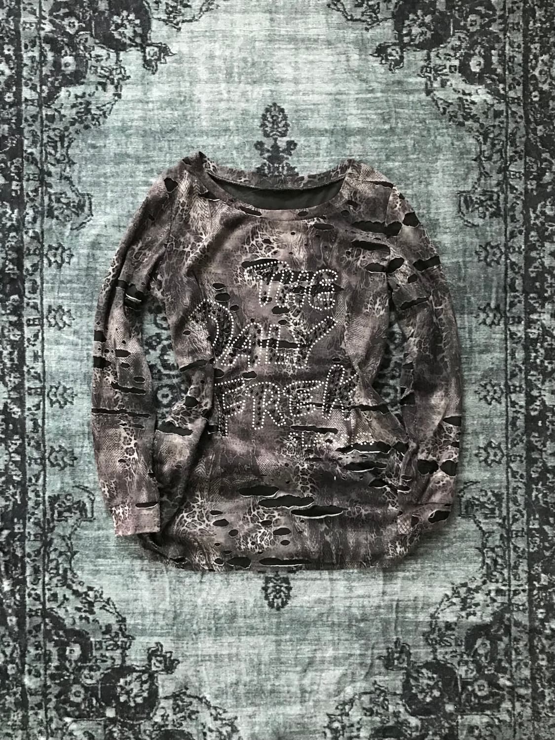 y2k 00s 그런지 레터링 큐빅 스터드 롱슬리브 상품이미지1