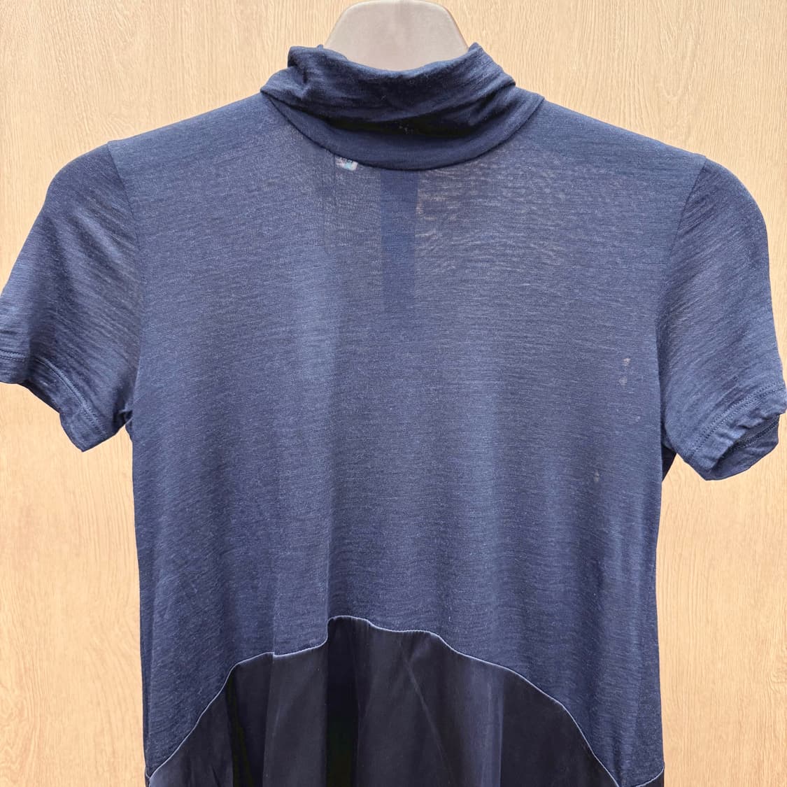 브루넬로 쿠치넬리 터틀넥 반팔 니트 실크 레이어드 플레어 디테일 네이비 상품이미지4