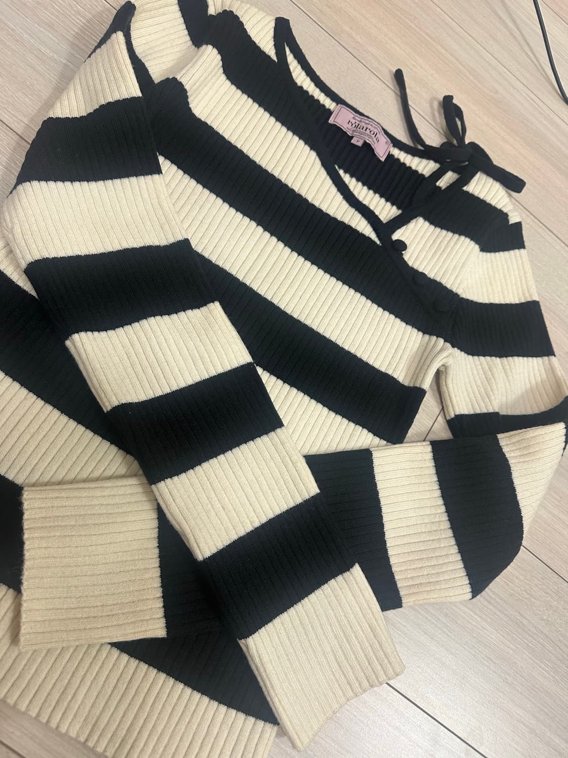 로라로라 컷아웃 니트 상품이미지2