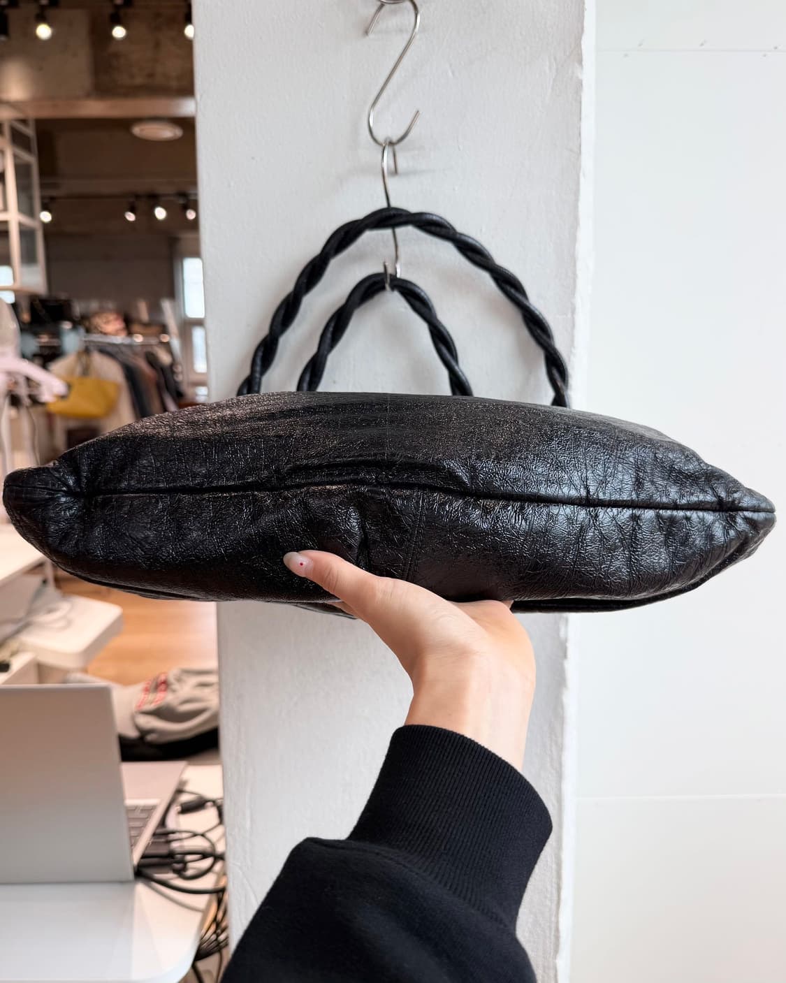 살바토레 페라가모 블랙 레더 숄더백  상품이미지6