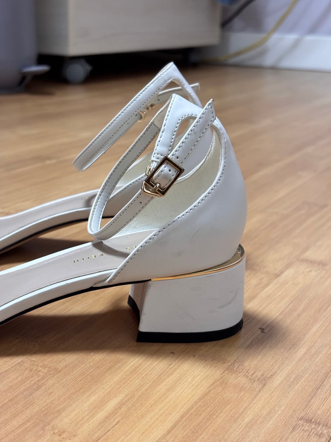 찰스앤키스 (CHARLES & KEITH) 화이트 스트랩 샌들 상품이미지3