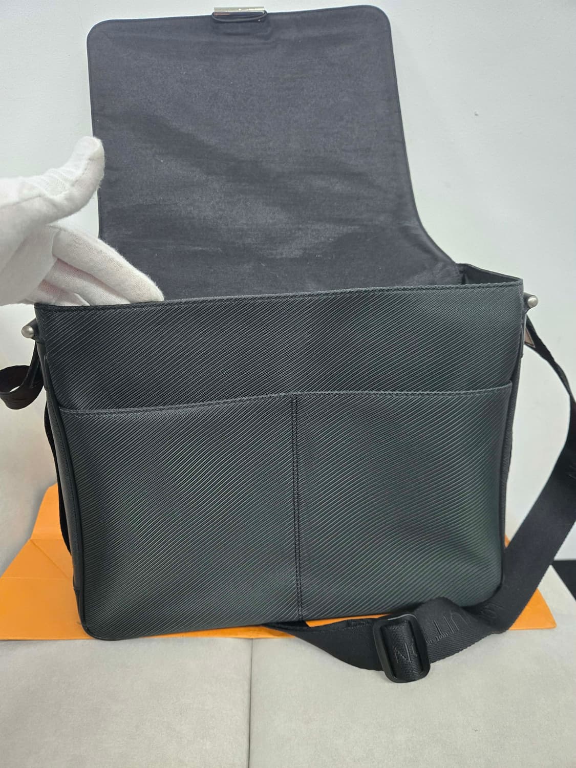 [보증서 정품] 루이비통 타이거 디스트릭트 숄더백 상품이미지7