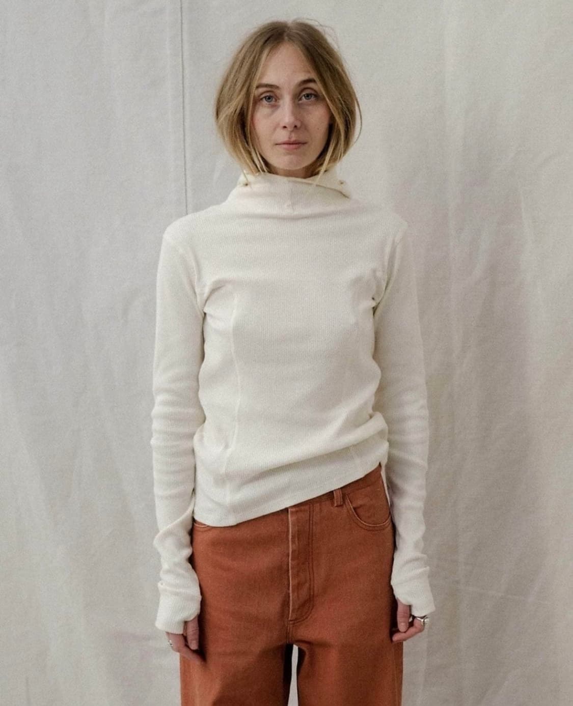 베이스레인지 하니파 후디 화이트 상품이미지1