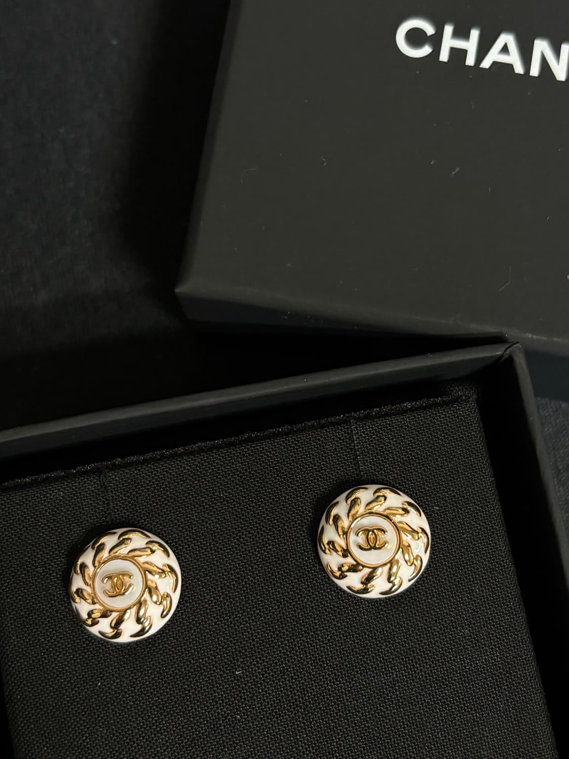 샤넬 정품 cc로고 업사이클링 화이트 골드 라운드 귀걸이 상품이미지3