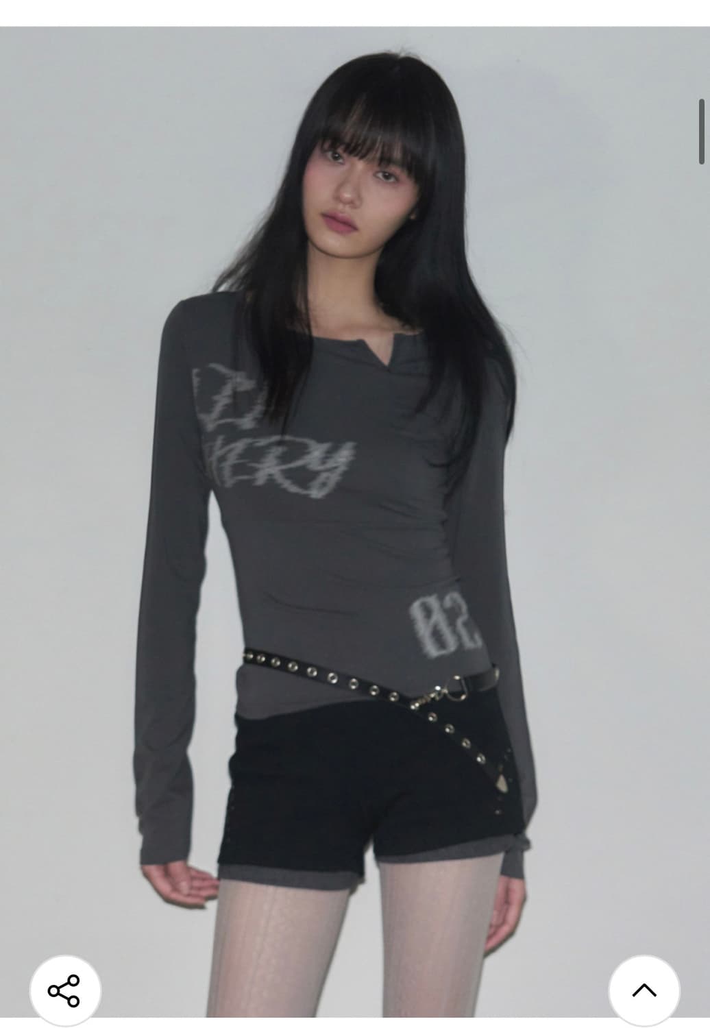 (FREE) 레더리 레터링 슬릿 롱슬리브 [CHARCOAL] 판매 상품이미지5