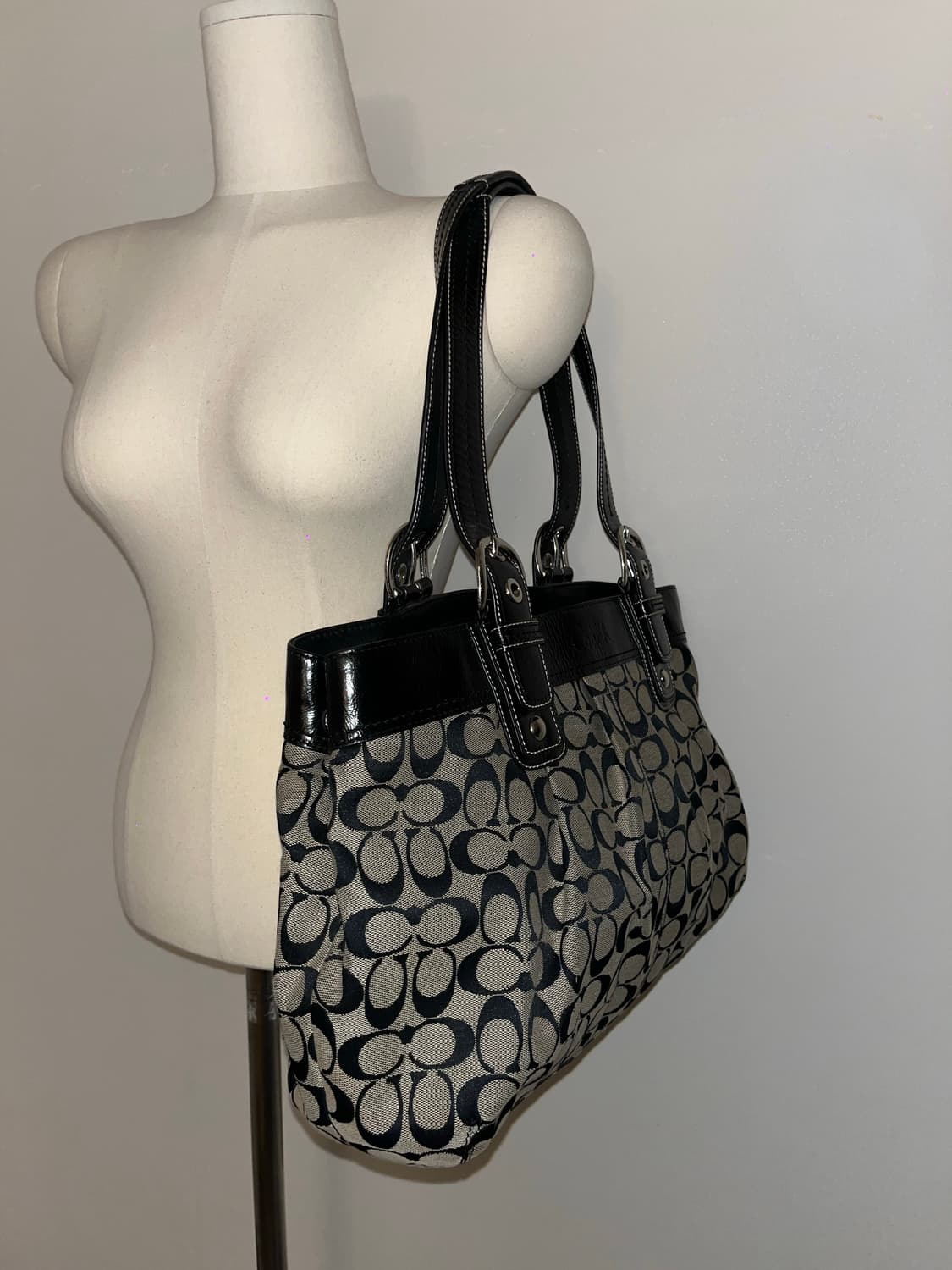 Coach Cookie and Cream Big Shoulder Bag 상품이미지4