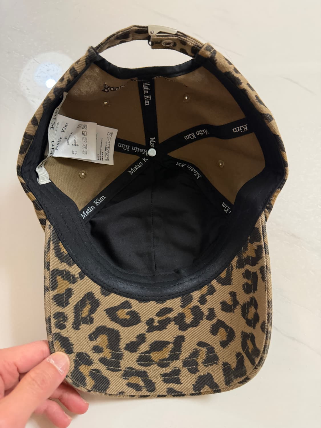 마뗑킴 마틴 레오파드 볼륨 로고 볼캡 다크 베이지 상품이미지3