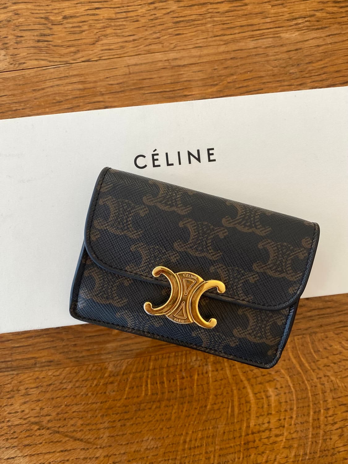 셀린느 트리옹프 플랩 카드 지갑 상품이미지1