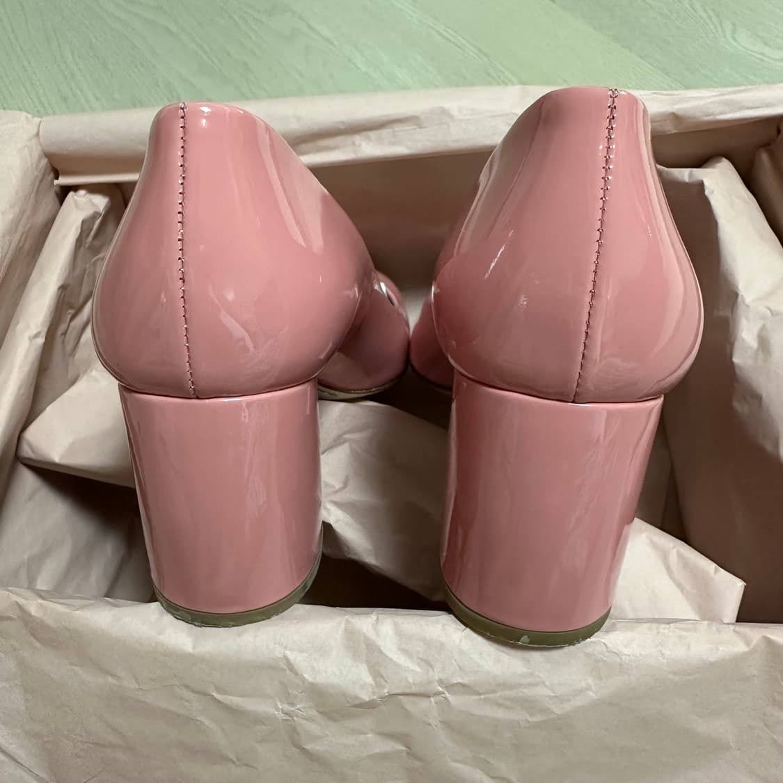 미우미우 딸기우유 핑크 페이던트 펌프스 36사이즈 상품이미지4