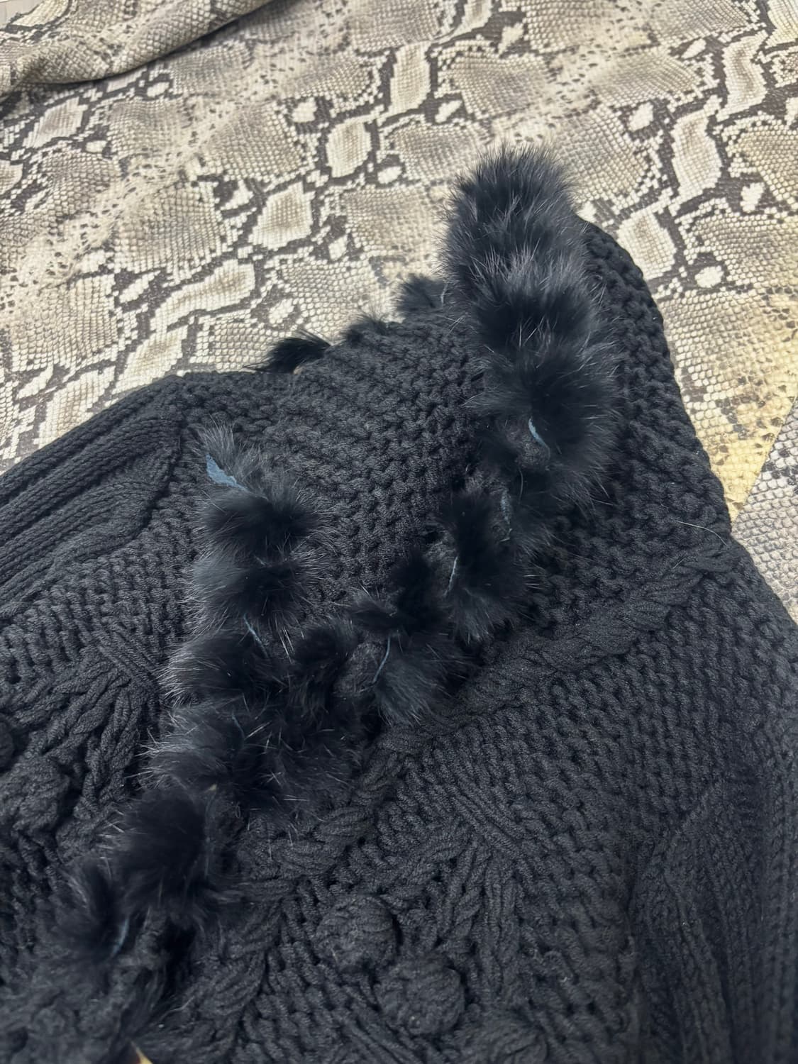 슬림핏 폼폼 꽈베기 니트 떡볶이 가디건 상품이미지7