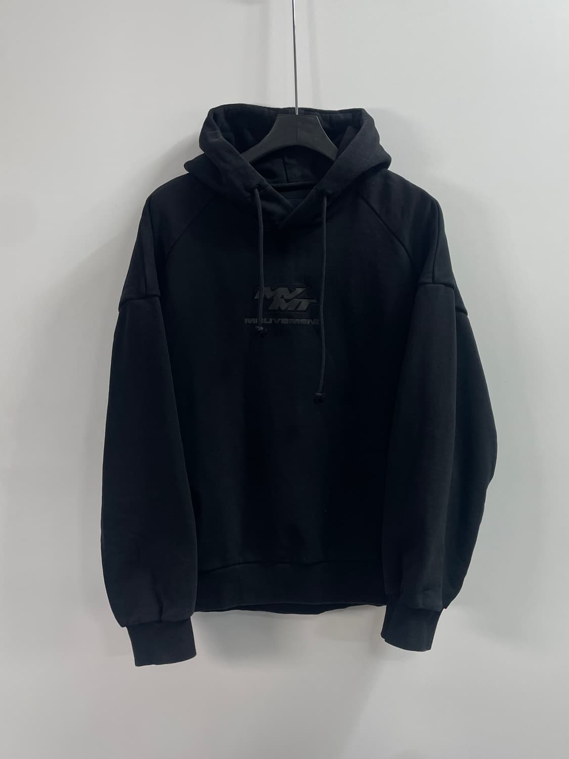 23ss 준지 무브먼트 로고 블랙 후드티 (on.645)   상품이미지2