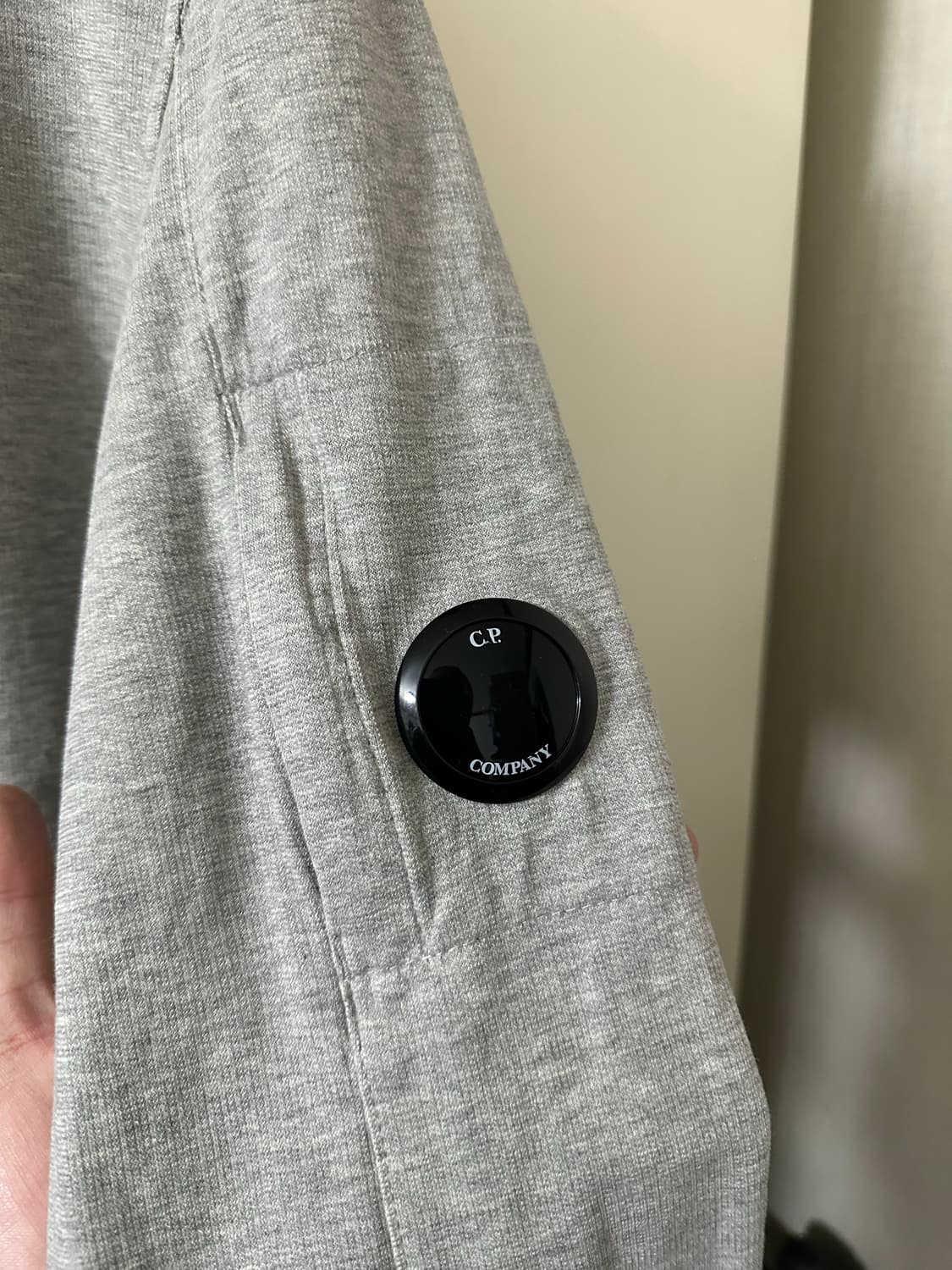 CP 컴퍼니 렌즈 맨투맨 M 회색(95-100) 상품이미지4