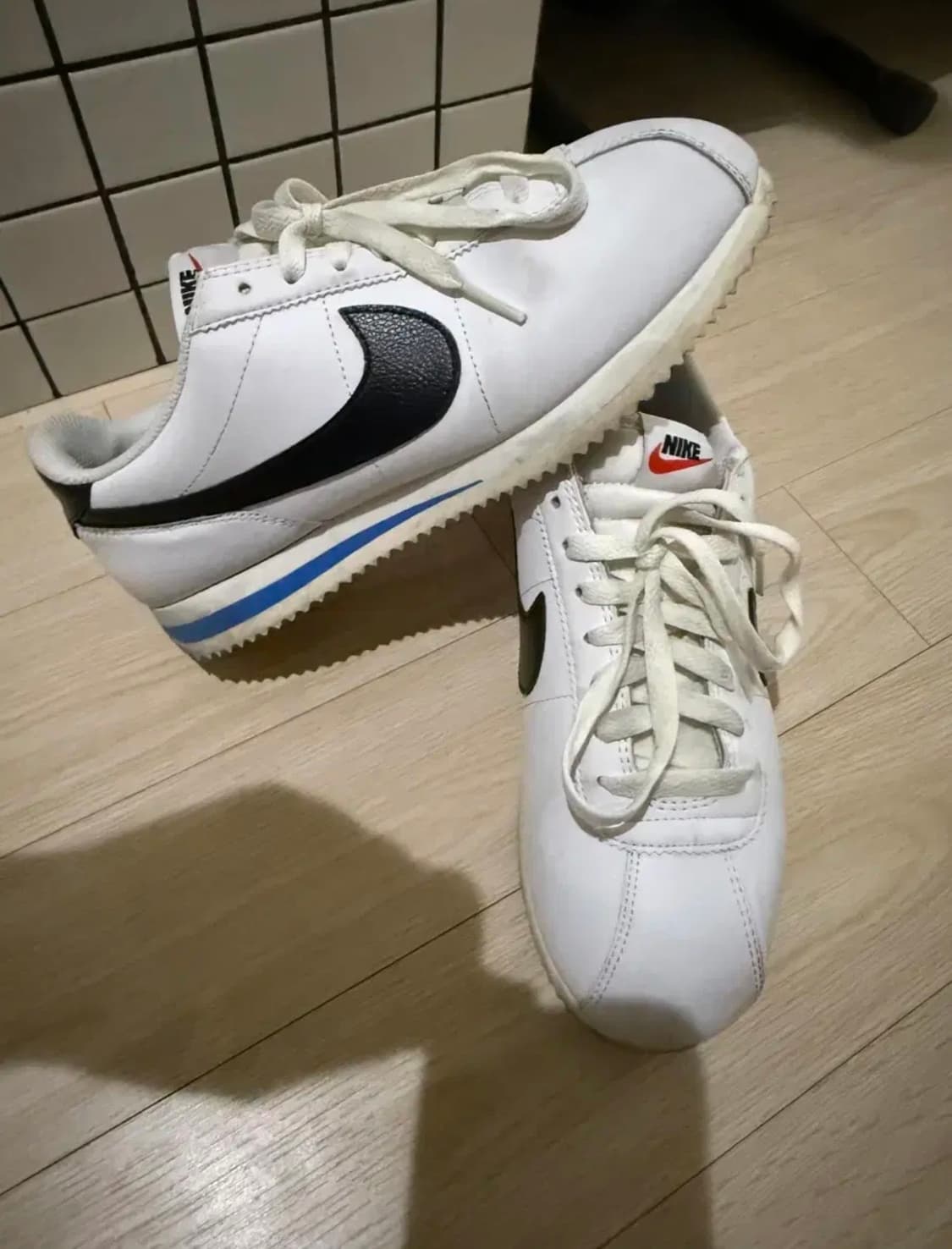 나이키 코르테즈 화이트 앤 블랙 255 상품이미지1