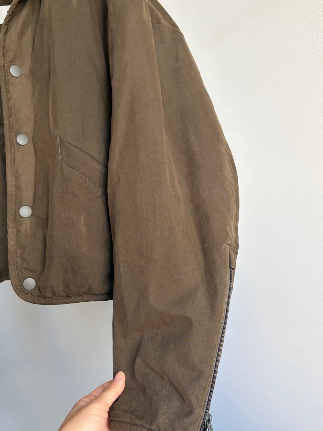 유니클로 U 숏패딩 카키 s  여성용 유니클로르메르 상품이미지8