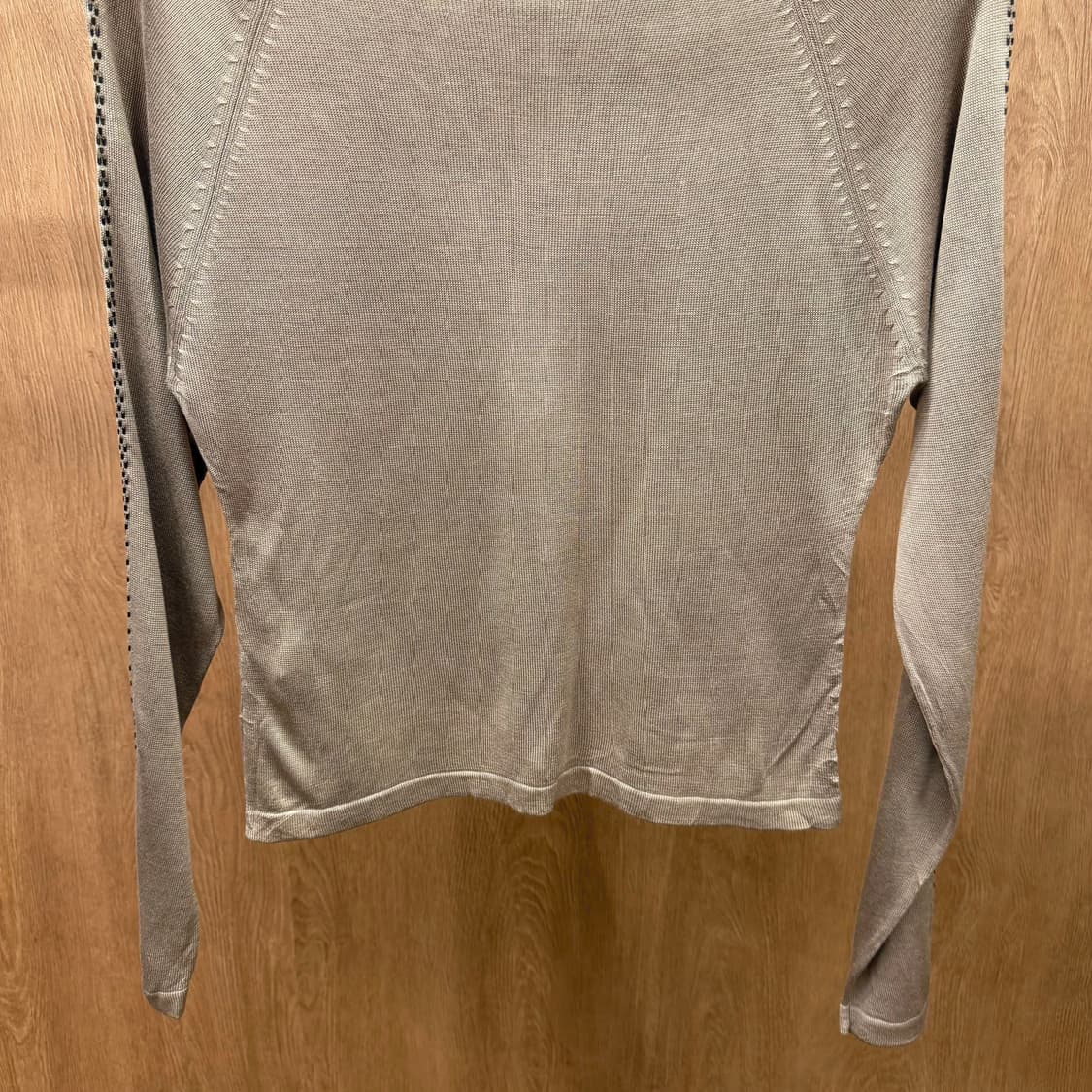 스피치오 라운드넥 실크 니트 비즈 장식 라인 디테일 레귤러핏 베이지 상품이미지5