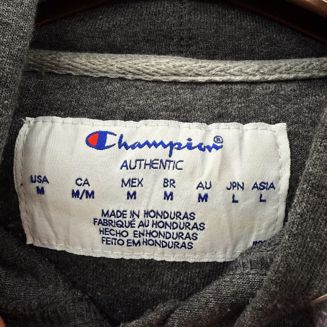 챔피온 레터링 후드티 엠보싱 로고 라벨 패치 디테일 차콜 상품이미지8