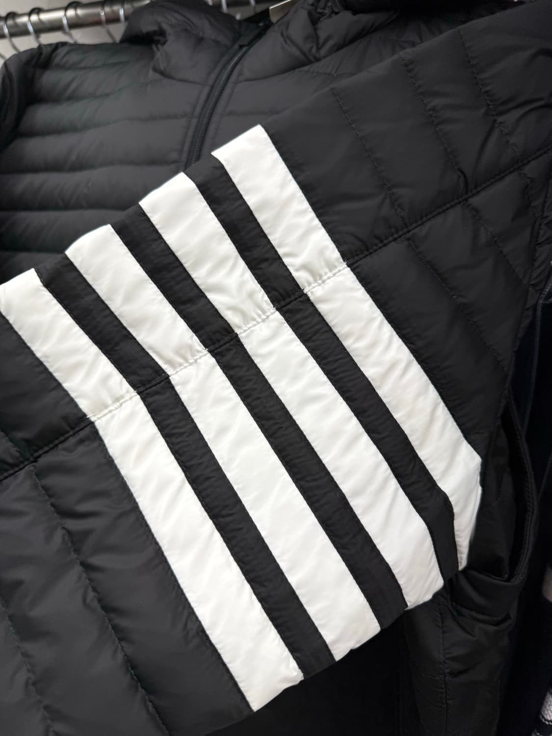 [4] 톰브라운 사선완장 후드 경량패딩 상품이미지3