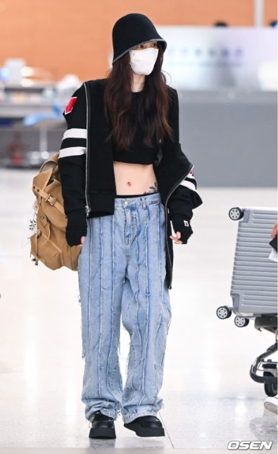 마땡킴 한소희 블랙데님 커팅루즈 팬츠  상품이미지3