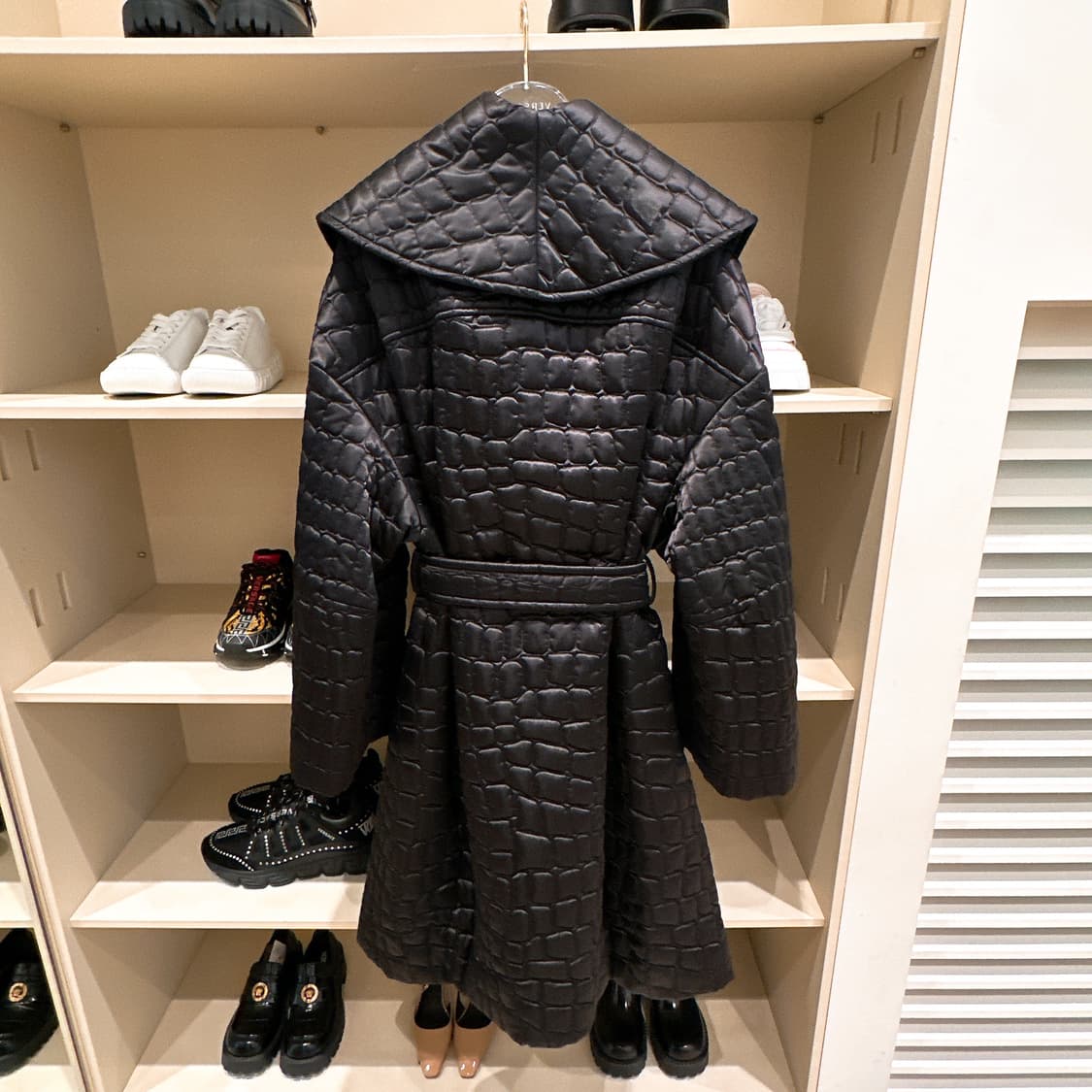 (정품/새상품) VERSACE 베르사체 여성 블랙 엠보 퀼팅 코트 상품이미지2