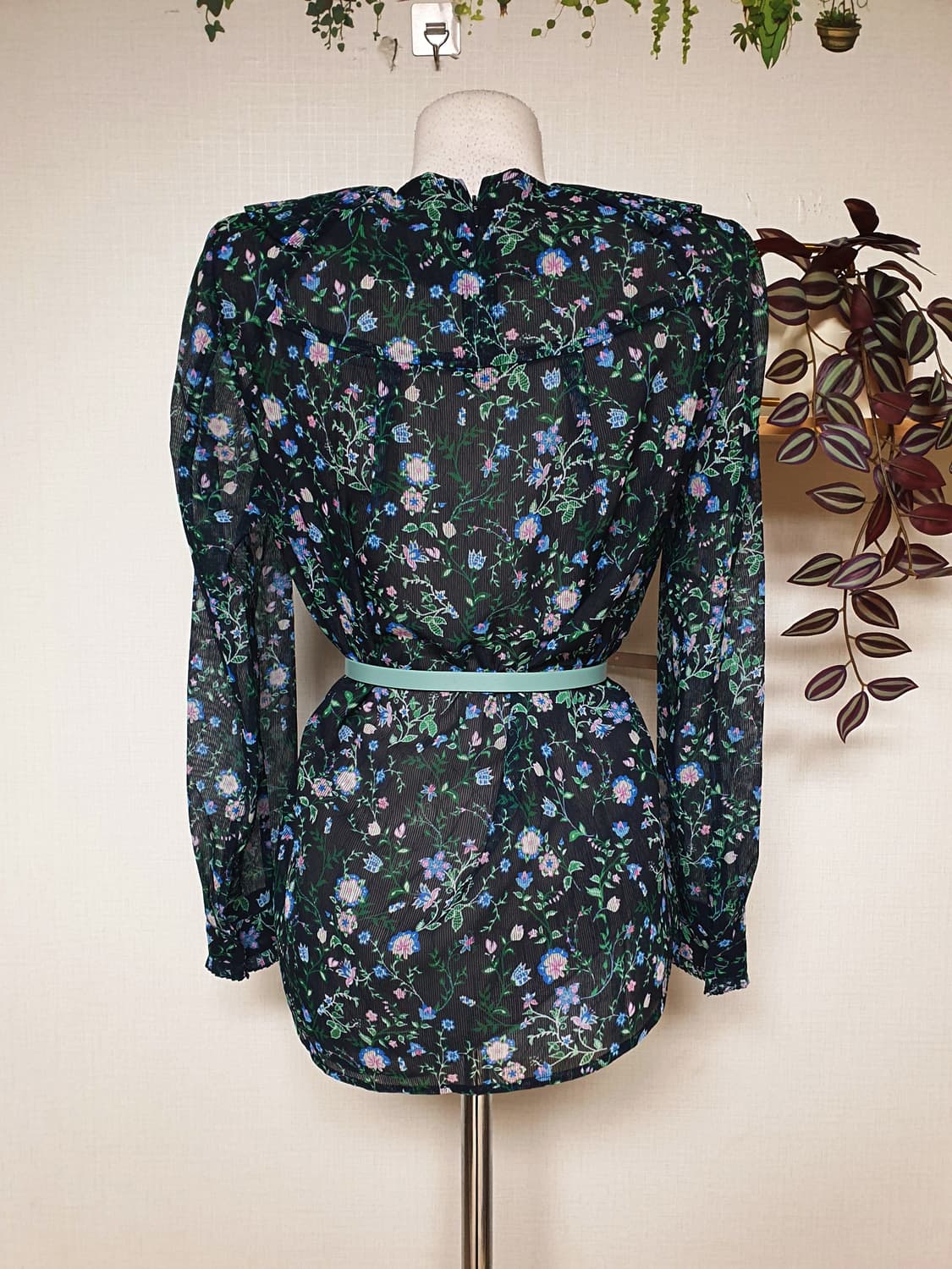 ENC 플리츠 블라우스 플라워 55 네이비 상품이미지5