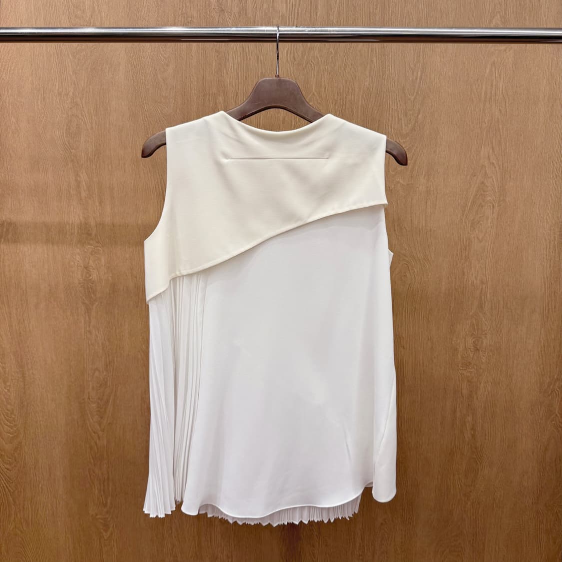 마인 민소매 블라우스 언발 레이어드 플리츠 지퍼 디테일 아이보리 상품이미지3