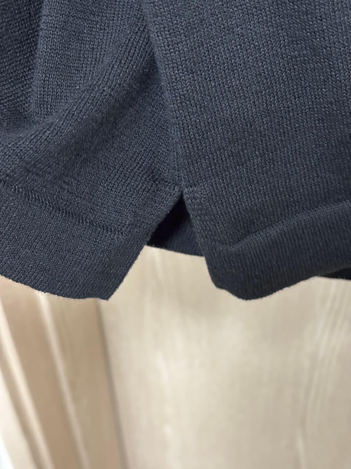 23SS)솔리드옴므 세미오버핏 백로고 반팔니트46/블랙 상품이미지3