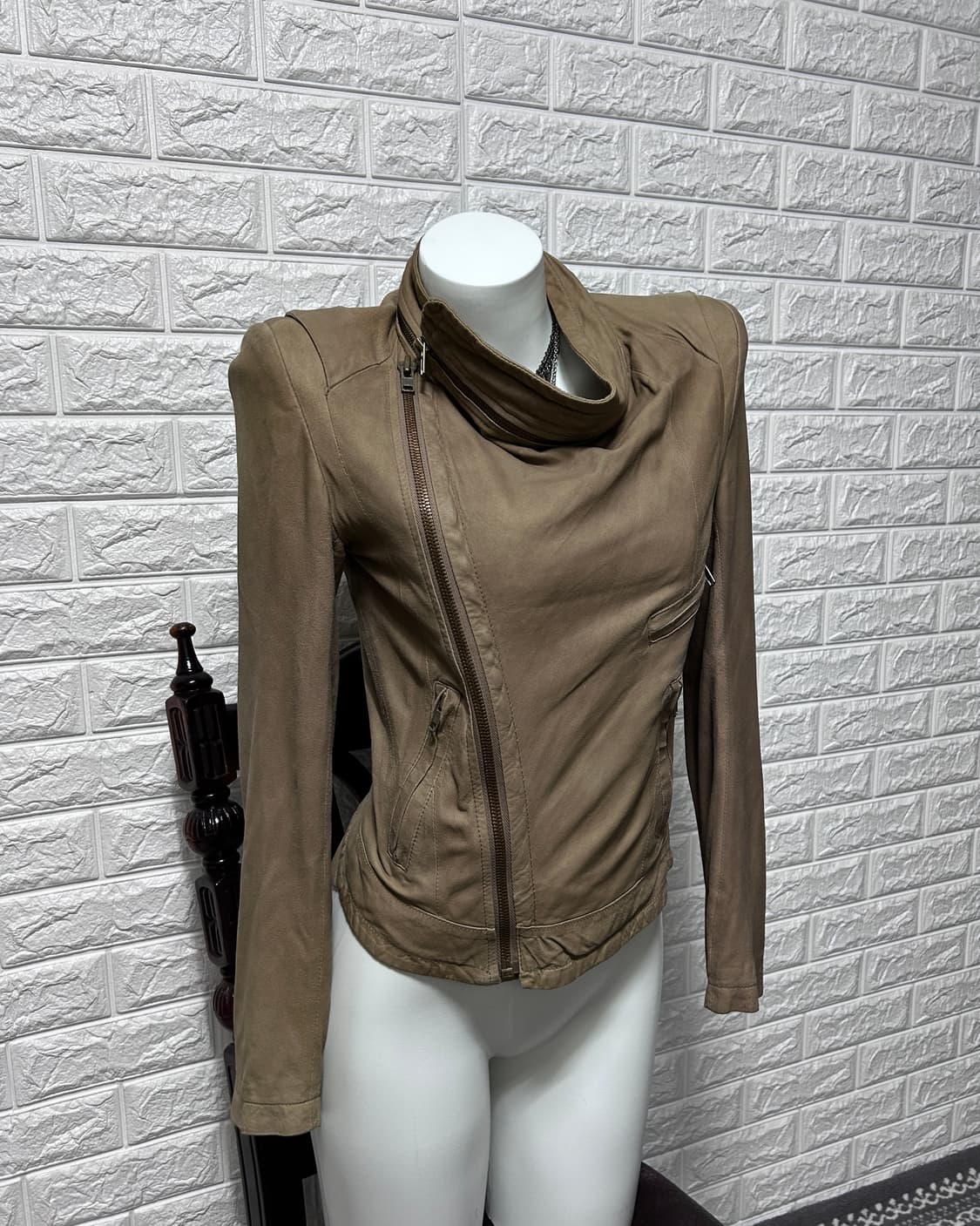 시스템 비대칭 드레이프 넥 스웨이드 자켓 상품이미지1