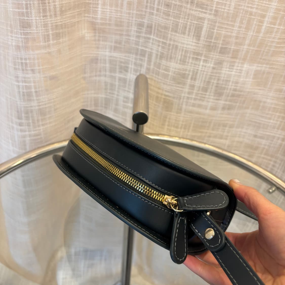 정품 아페쎄 하프문 미니 크로스백   상품이미지7